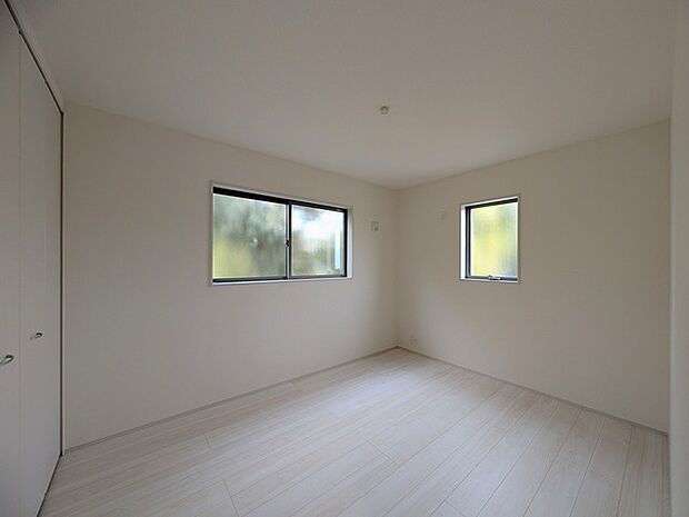 新築の木の匂いのする室内。写真では伝わらないので、ぜひ現地でお確かめください。