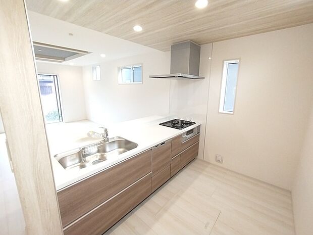 料理をしながらでも、ご家族との会話を楽しめる対面キッチン。 