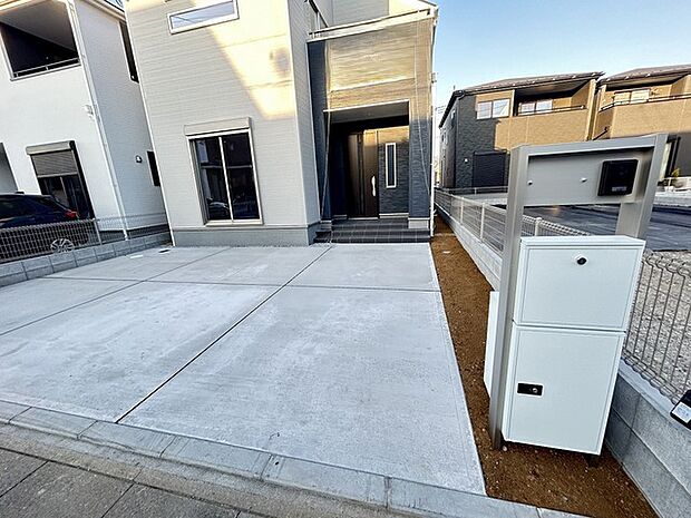 ポーチのついた新築分譲物件。玄関の印象はいかがでしょうか?入口からご覧ください。