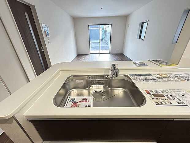 ご家族みんながゆったりくつろげる広々リビング。 