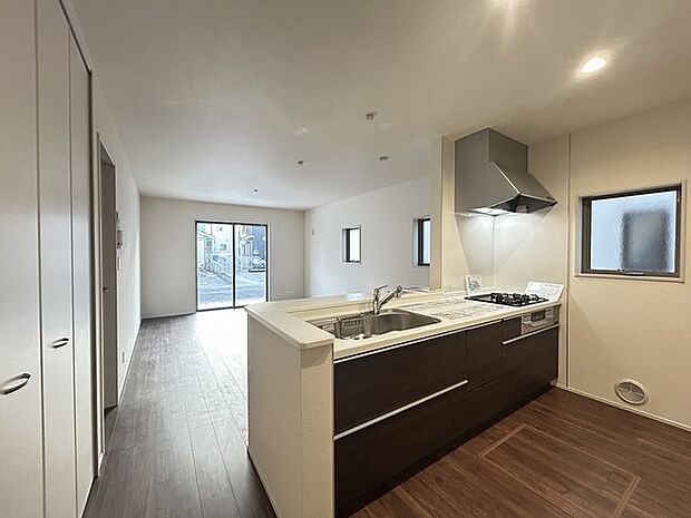 カウンターからはリビングが広く見渡せ、ご家族とのコミュニケーションも弾みます。 