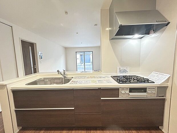 リビングで遊ぶお子様を見守りながらお料理ができる、対面キッチン。