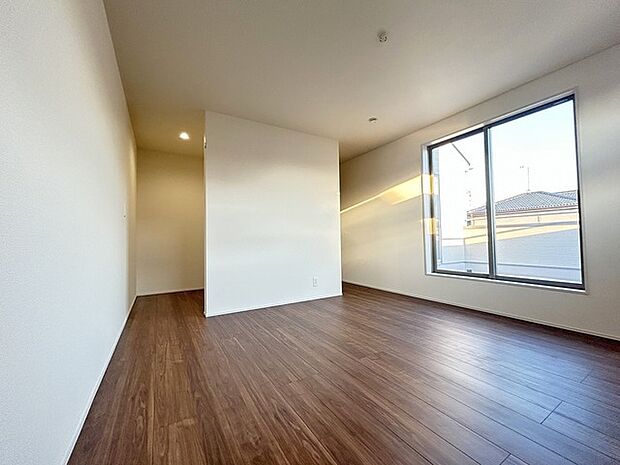 広々バルコニーから、たっぷり太陽の恵みが得られます。 