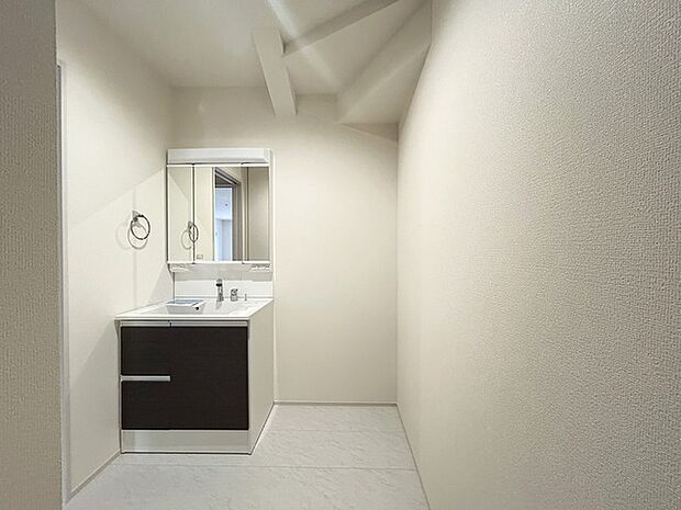 三面鏡を採用した洗面化粧台。鏡の裏にも収納スペースがあります。