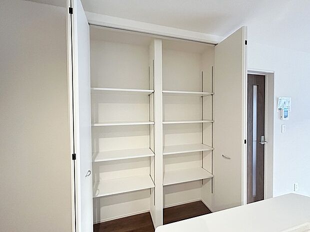 「LDKのここにも収納!」と思える場所に。あるとうれしい共用収納。