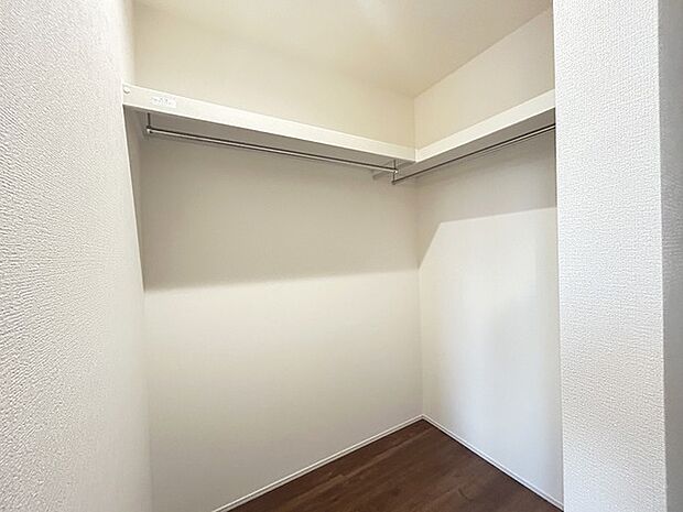 季節物の衣類もスッキリ収納できる、ウォークインクローゼット。 