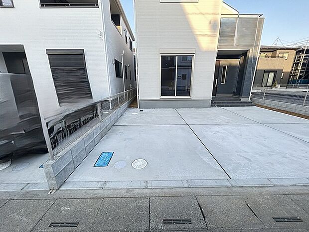 並列2台駐車可能な、ゆとりのカースペースがここに。 