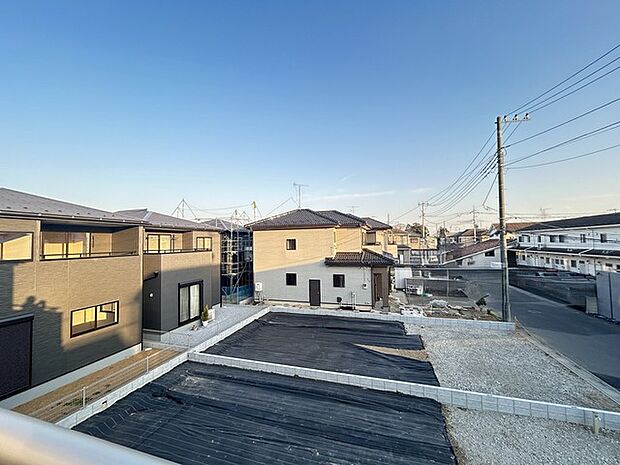 前面の住まいとの距離感があるから、圧迫感を感じません。