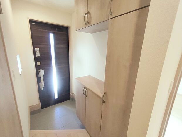 誰も住んだことのない家の玄関スペース。あたらしい木のにおいを感じていただけると思います。 