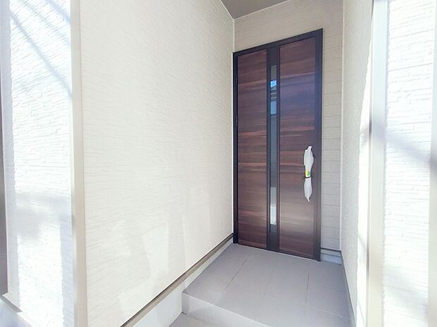 この扉を開けると、新築の木の匂いが待ってます。