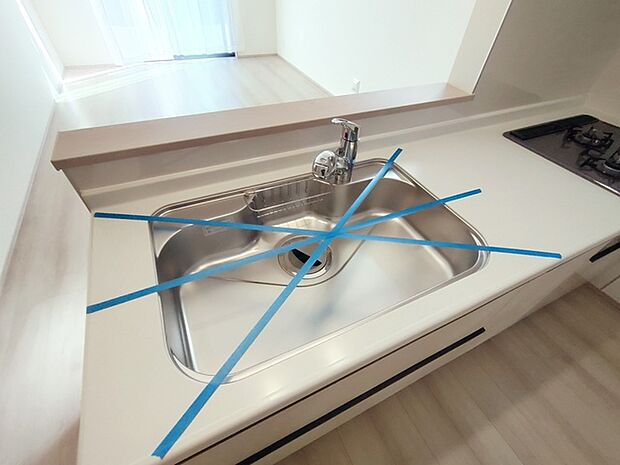 ステンレスのピカピカのシンク。洗い物がしやすい深いタイプですので、片付けもきっとはかどります。 