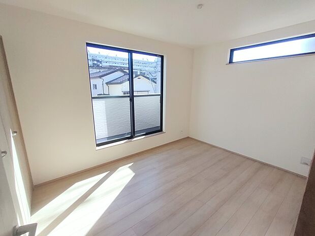 バルコニーからはたっぷりと太陽の光が舞い込みます。