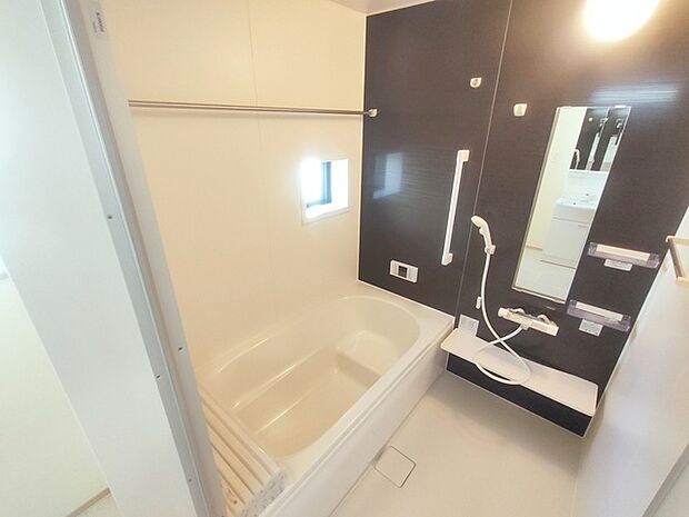 バスユニット1坪タイプ、浴室乾燥機、手すり付き。