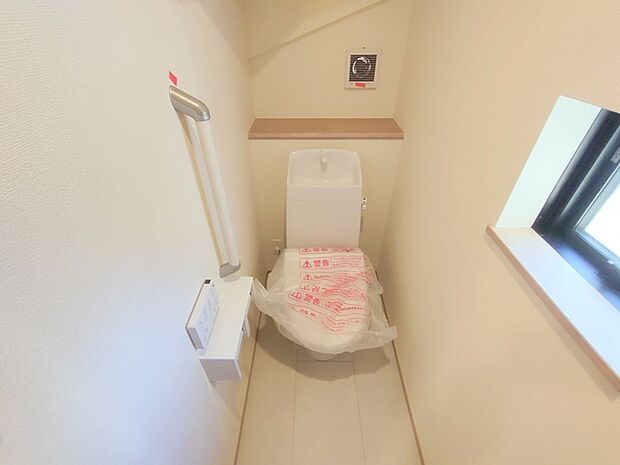バリアフリーの取り組み。お手洗いにもしっかり手すりがある配慮が嬉しい。