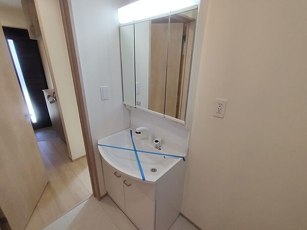 洗面化粧台は清潔感の漂うホワイトをベースカラーに、シンプルなデザインで。