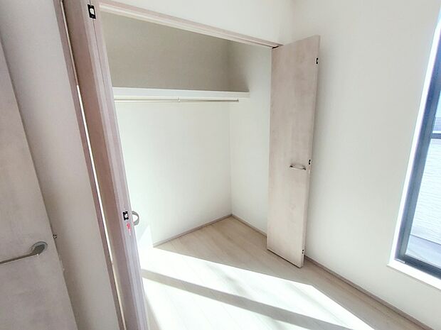 たっぷりの収納スペースで快適に暮らせそう。
