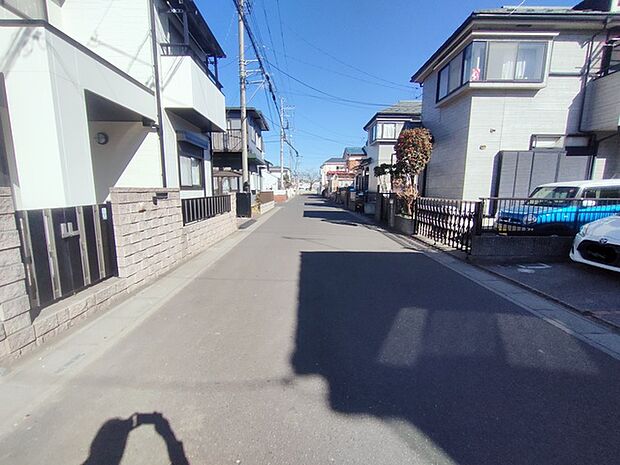 駐車が苦手な方にも嬉しい、前面6ｍ道路に面した住まい。 