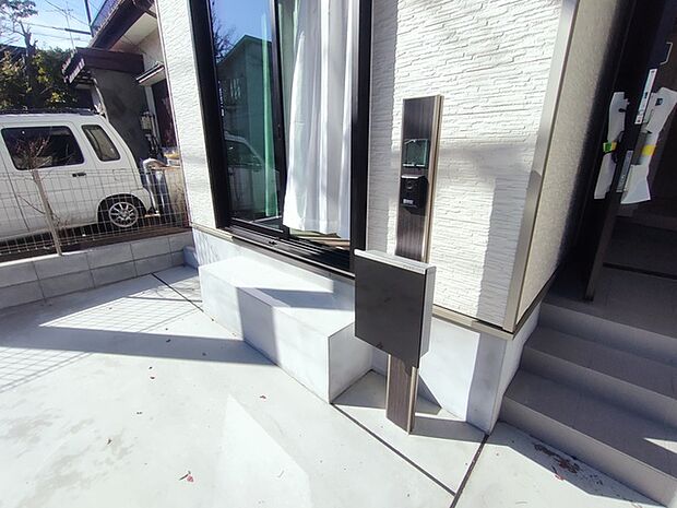 Ａ4サイズの郵便物もスッと入る、機能性の高い郵便受け。 