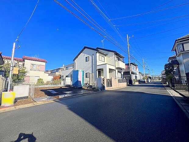 駐車が苦手な方にも嬉しい、前面6ｍ道路に面した住まい。 