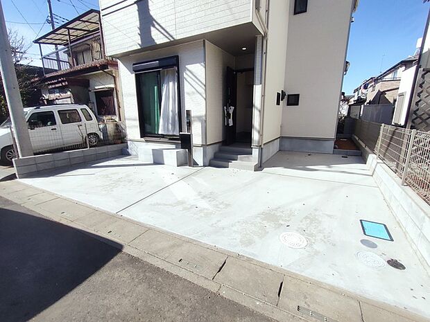 駐車場は2台まで駐車可能。マイカーの車幅もお確かめください。