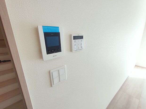 パネルとモニターが1つにまとまって、動線がスッキリできそうな配置。