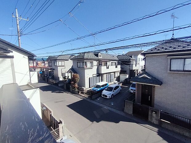 あたりには住宅を中心とした建物が広がります。