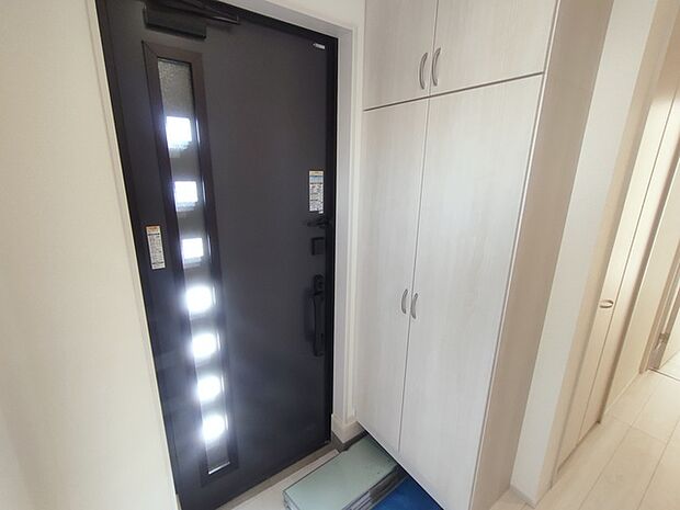 シンプルなデザインの玄関収納。 