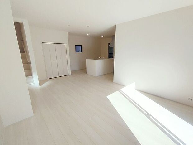 ご家族みんながゆったりくつろげる広々リビング。 