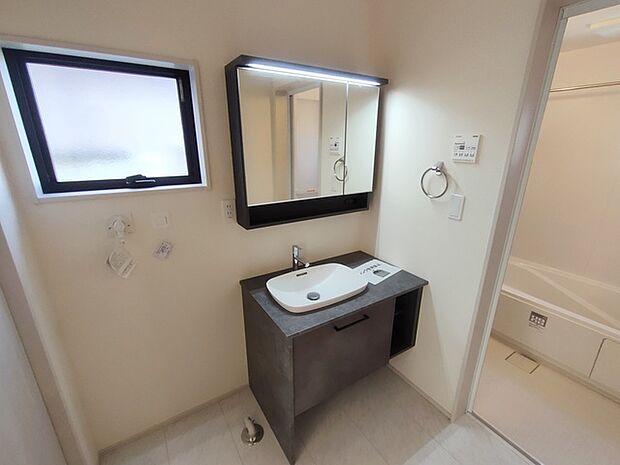 お出かけ前の身だしなみに一歩差がつく三面鏡。 