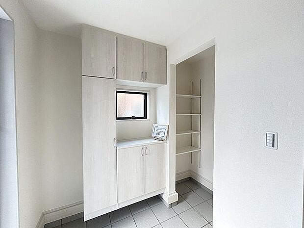 玄関を開けたらシューズボックス、使いやすい配置です。 