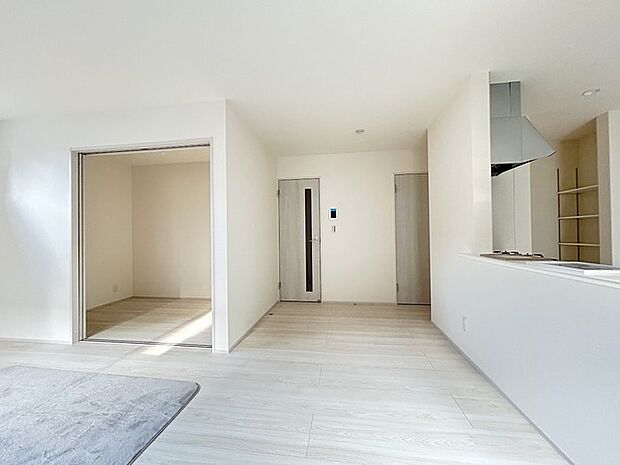 ご家族みんながゆったりくつろげる広々リビング。 