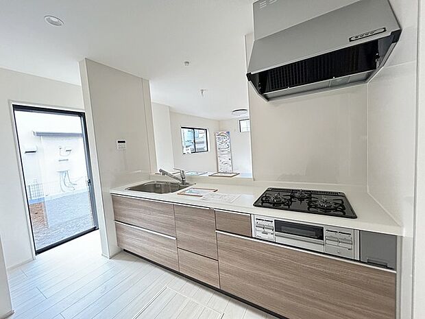 リビングで遊ぶお子様を見守りながらお料理ができる、対面キッチン。  