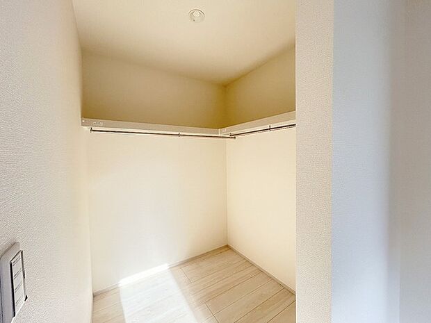 季節物の衣類もスッキリ収納できる、ウォークインクローゼット。 