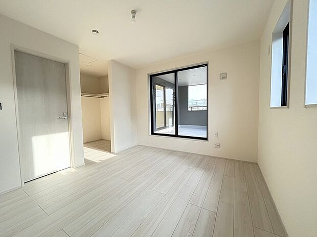 広々バルコニーから、たっぷり太陽の恵みが得られます。 