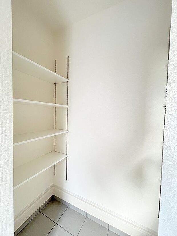 玄関横にシューズインクローク付き、雨具や三輪車を置いても余裕の広さ。 