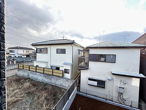 前面の住まいとの距離感があるから、圧迫感を感じません。 