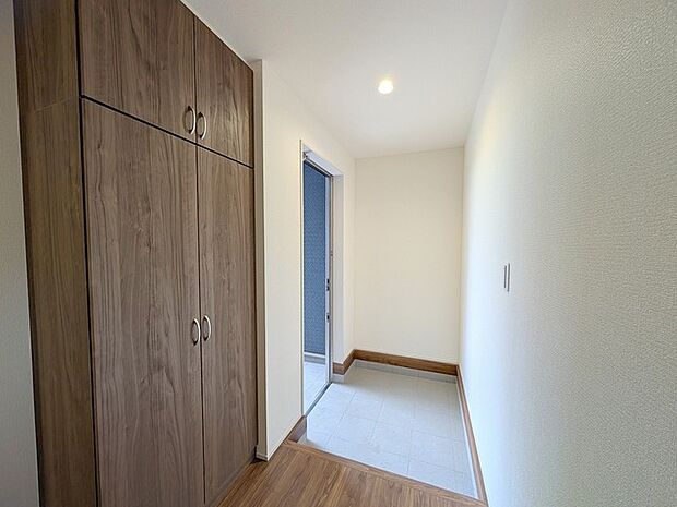 玄関を開けたらシューズボックス、使いやすい配置です。 