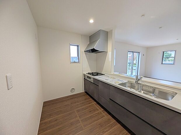 リビングで遊ぶお子様を見守りながらお料理ができる、対面キッチン。 