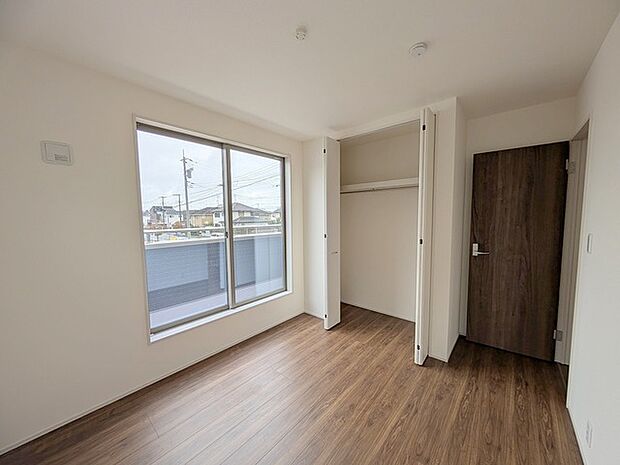 広々バルコニーから、たっぷり太陽の恵みが得られます。 