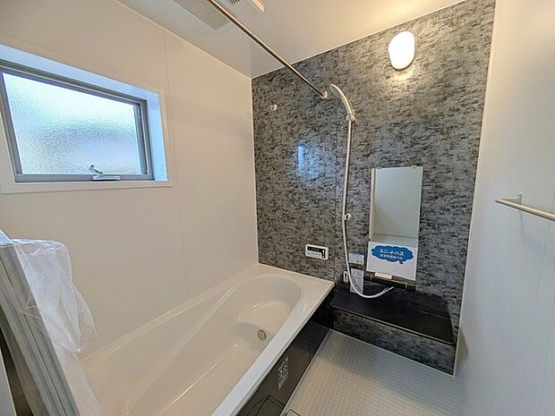 広々1坪タイプのゆったり浴室ユニット半身浴もゆっくり楽しめるベンチバス仕様。防カビ・抗菌素材なのもうれしい。