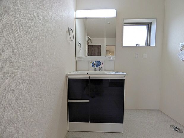 収納豊富な三面鏡付洗面化粧台。水回りのあれこれがキレイに収まりそうですね。 