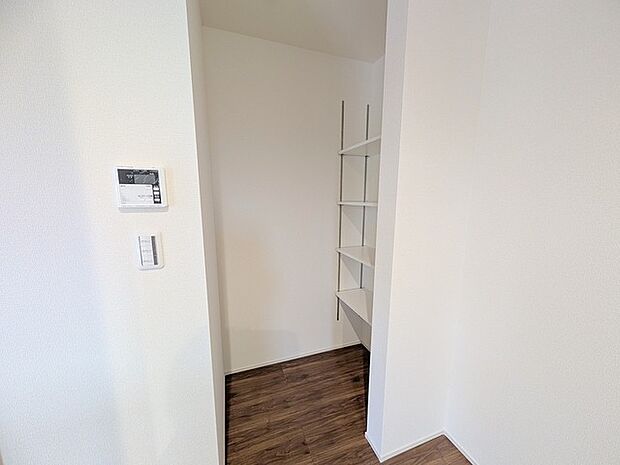 キッチンに立つ楽しみがグッと上がるパントリー。現地でイメージトレーニングしてみましょう。 