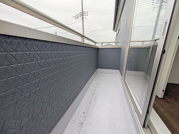 ゆとりの広さを確保したバルコニー。お布団を干すのも、この広さならラクラク。 