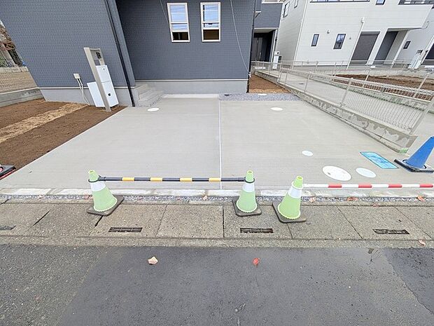 並列2台駐車可能な、ゆとりのカースペースがここに。