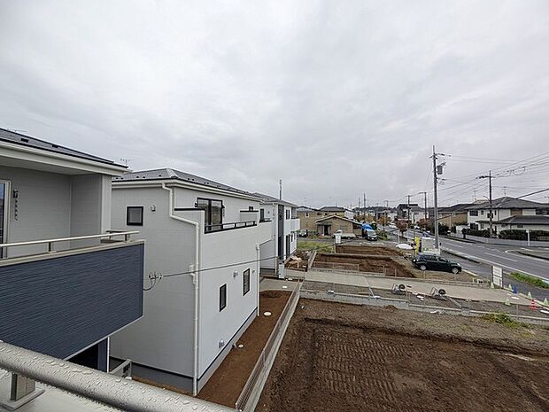 前面の住まいとの距離感があるから、圧迫感を感じません。 