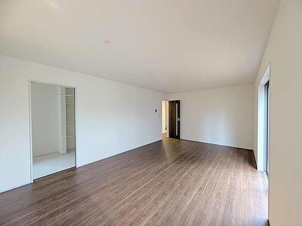 ご家族みんながゆったりくつろげる広々リビング。