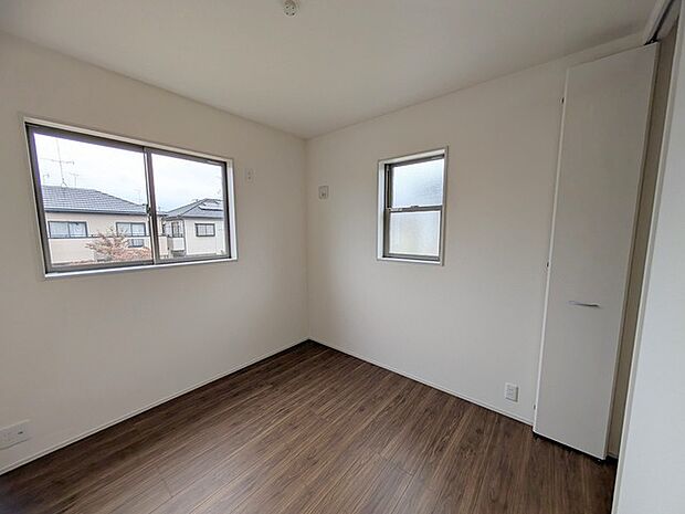 こちらの洋室は誰にも使いやすいサイズ感