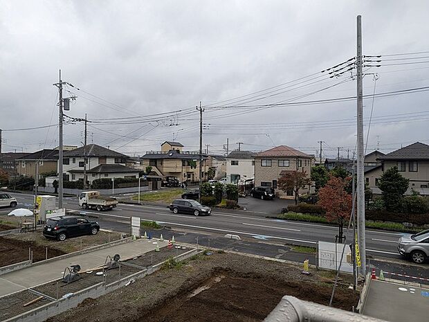 前面の住まいとの距離感があるから、圧迫感を感じません。