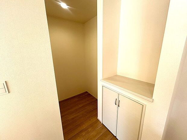 キッチン横にはパントリースペース