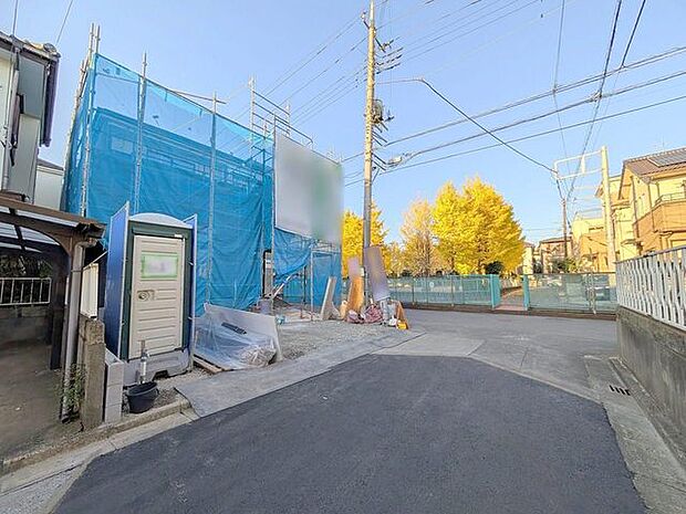 住民の方が主に利用する交通量少なめの道路に面してます。 